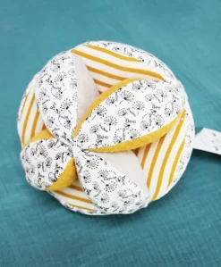 Balle d'éveil bébé avec Hochet intégré - Pollen l'abeille en coton BIO - 15 cm - Modèle aléatoire
