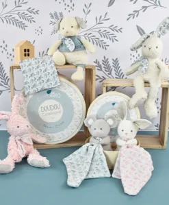 Chien peluche beige avec mouchoir bleu en coton BIO - 22 cm